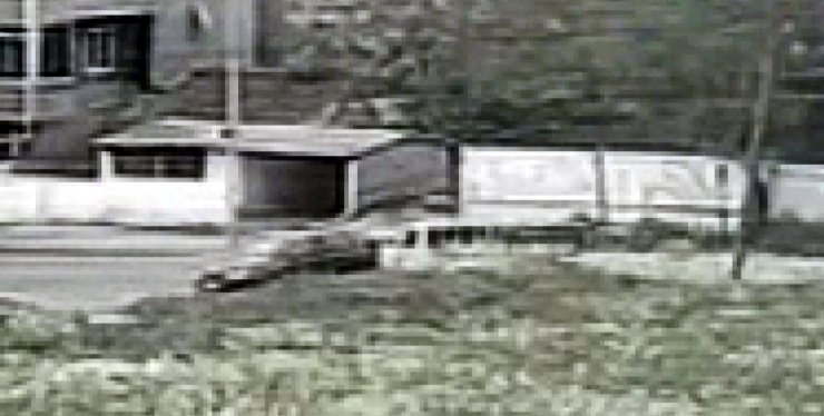 Hızla geldi; otomobile çarpıp kaçtı