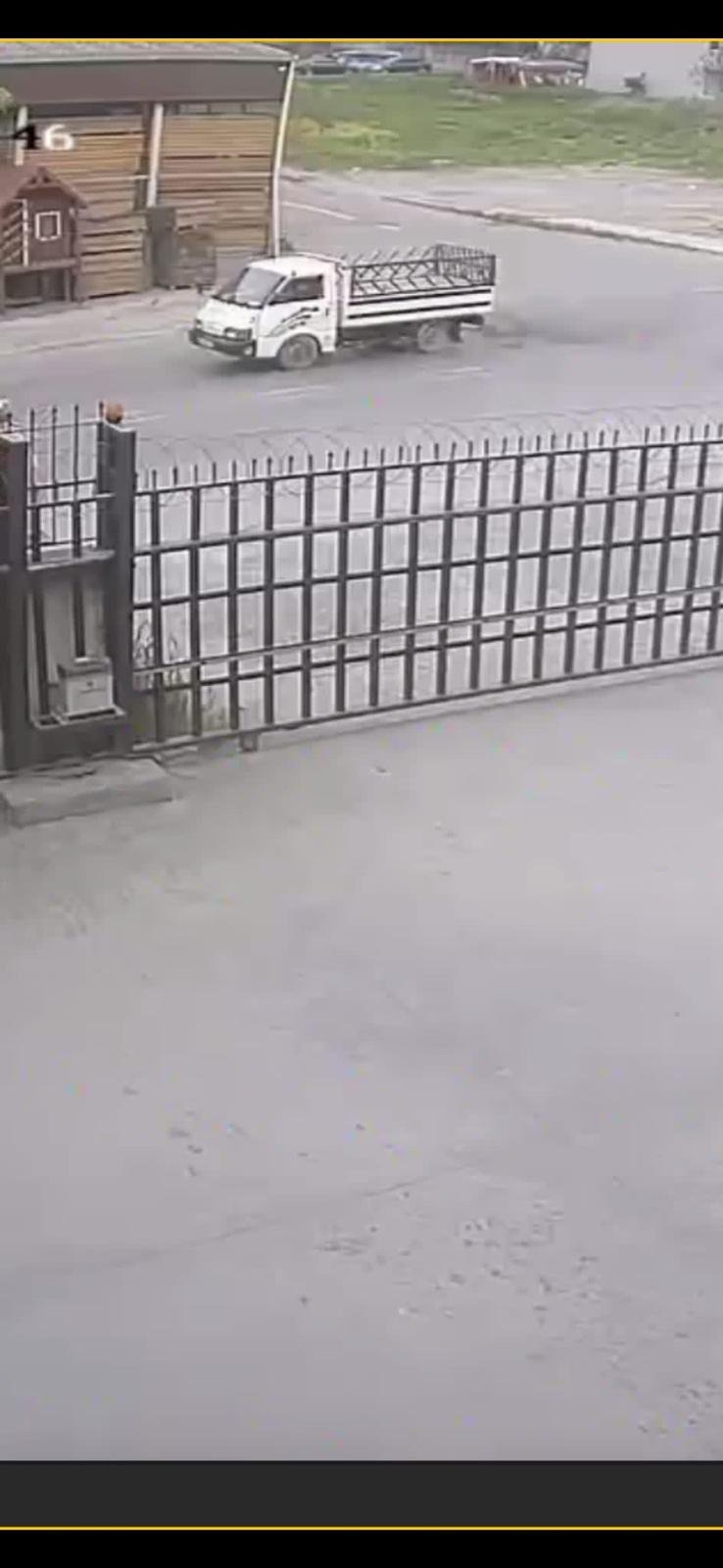 Hızla geldi; otomobile çarpıp kaçtı