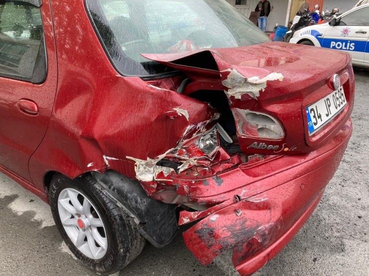 Hızla geldi; otomobile çarpıp kaçtı
