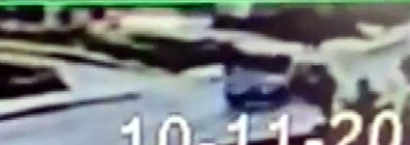 Hızla geldi; otomobile çarpıp kaçtı