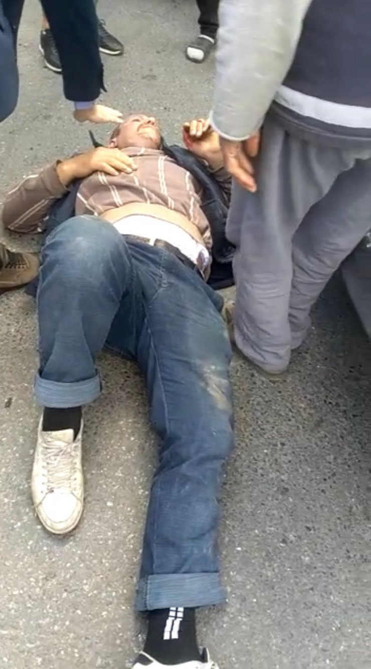 Kamyon şoförü iki aracın arasına sıkıştı