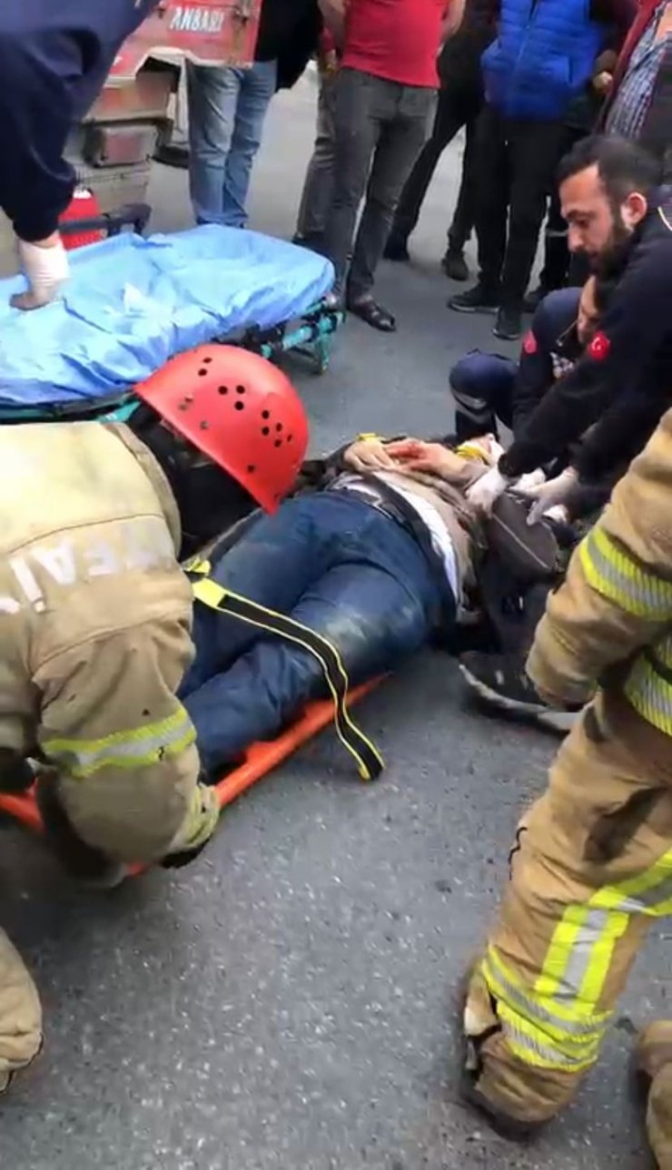 Kamyon şoförü iki aracın arasına sıkıştı