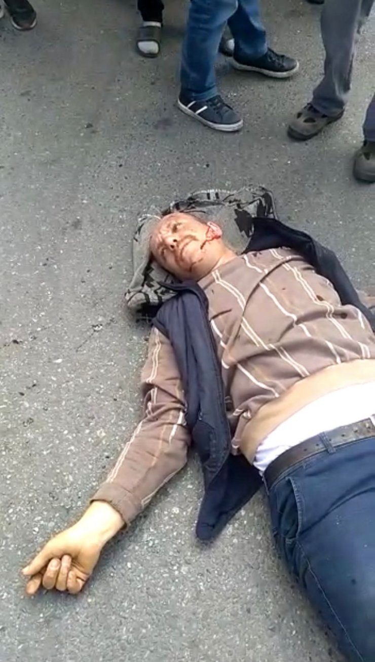 Kamyon şoförü iki aracın arasına sıkıştı