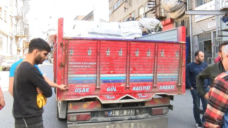 Kamyon şoförü iki aracın arasına sıkıştı