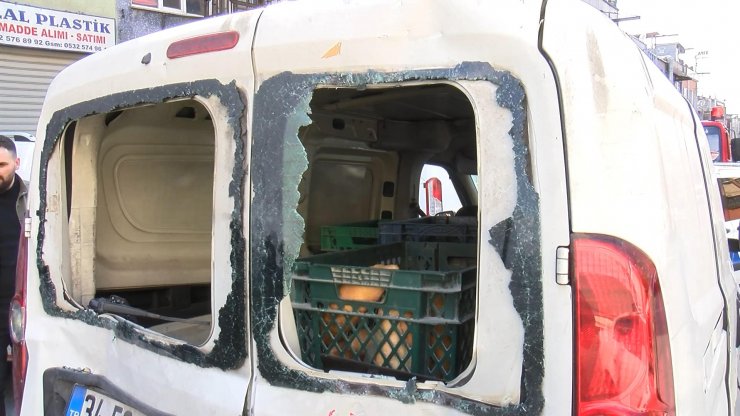 Kamyon şoförü iki aracın arasına sıkıştı