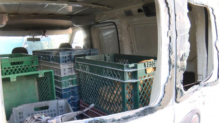 Kamyon şoförü iki aracın arasına sıkıştı