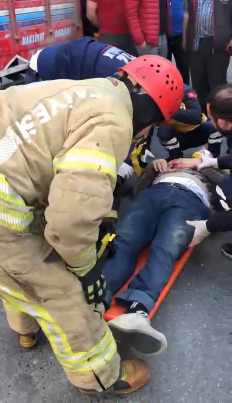 Kamyon şoförü iki aracın arasına sıkıştı