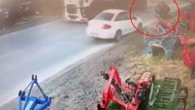 Kamyonda düşen 12 tonluk rulo saca çarpmaktan son anda kurtuldu