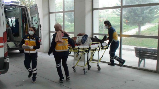 Karaman’da hafif ticari araç takla attı: 3 yaralı