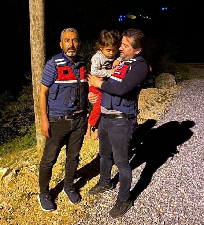 Kaybolan küçük Zümral, duvarın dibinde uyurken bulundu