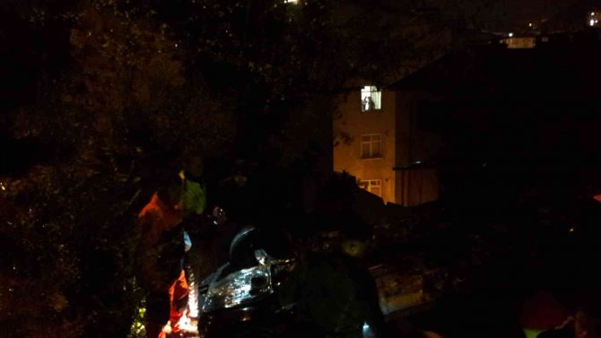 Kurye aracı kaza yaptı: 2 yaralı