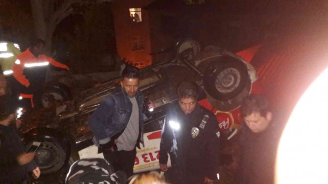 Kurye aracı kaza yaptı: 2 yaralı