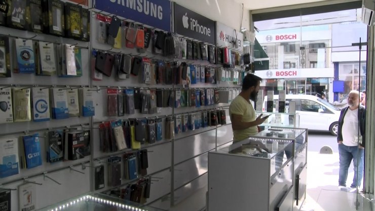 Matkapla deldikleri kasadan 200 bin liralık saat ve telefon çaldılar