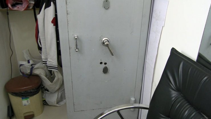 Matkapla deldikleri kasadan 200 bin liralık saat ve telefon çaldılar