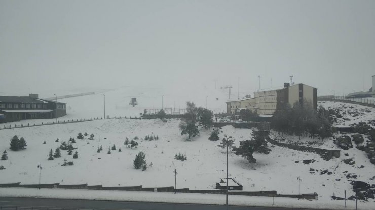 Mayıs karı; kayak merkezi bembeyaz oldu