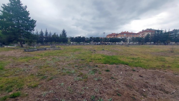 Mezarlıktan geçecek yol nedeniyle gerginlik yaşandı