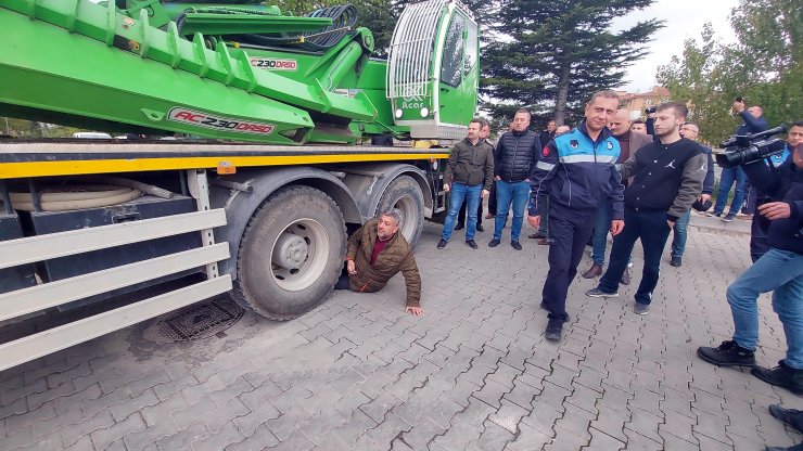 Mezarlıktan geçecek yol nedeniyle gerginlik yaşandı