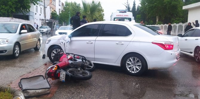 Motosiklet ile otomobil çarpıştı: 2 yaralı
