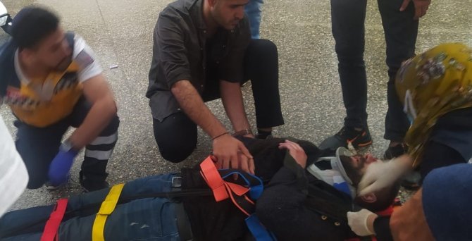 Motosiklet ile otomobil çarpıştı: 2 yaralı