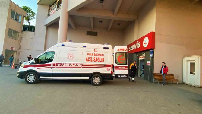 Oğluyla birlikte martıya binerken düşen kadın yaralandı