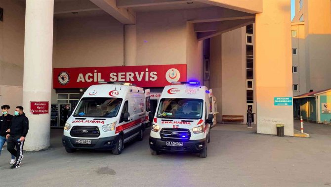 Oğluyla birlikte martıya binerken düşen kadın yaralandı