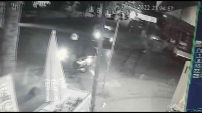 Otomobil dükkana daldı, 3 yaralı