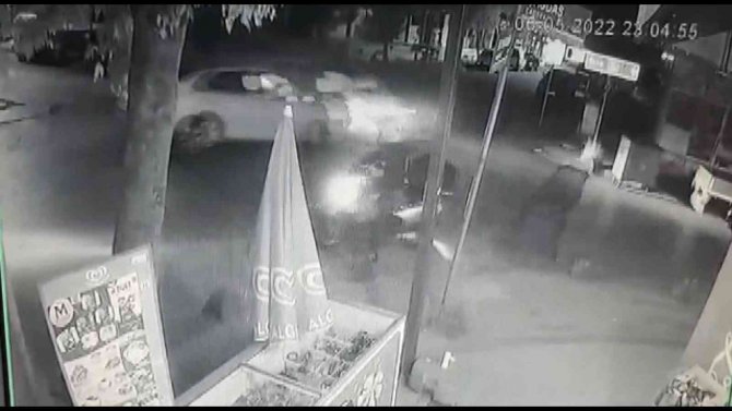 Otomobil dükkana daldı, 3 yaralı