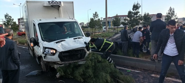 Otomobil ile kamyonet çarpıştı: 2 ölü, 2 yaralı