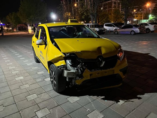 Otomobil ile ticari taksi çarpıştı
