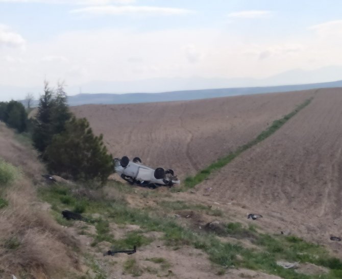Otomobil takla attı, tarım arazisine devrildi