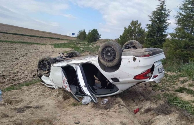 Otomobil takla attı, tarım arazisine devrildi