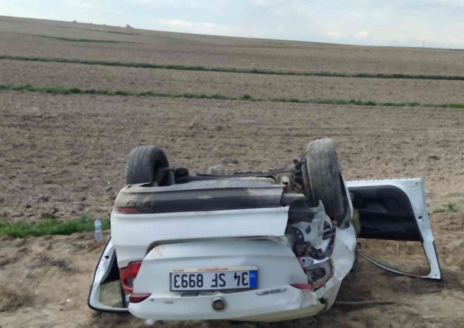 Otomobil takla attı, tarım arazisine devrildi