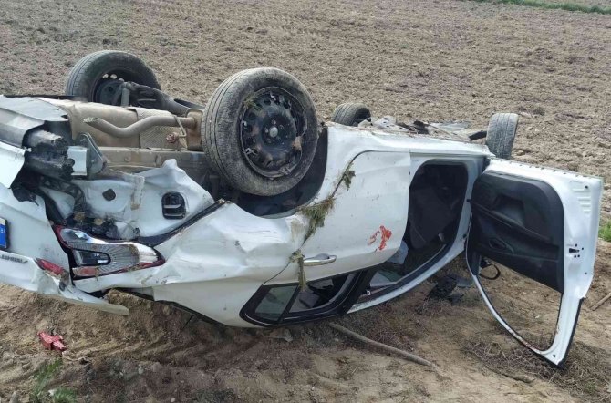 Otomobil takla attı, tarım arazisine devrildi