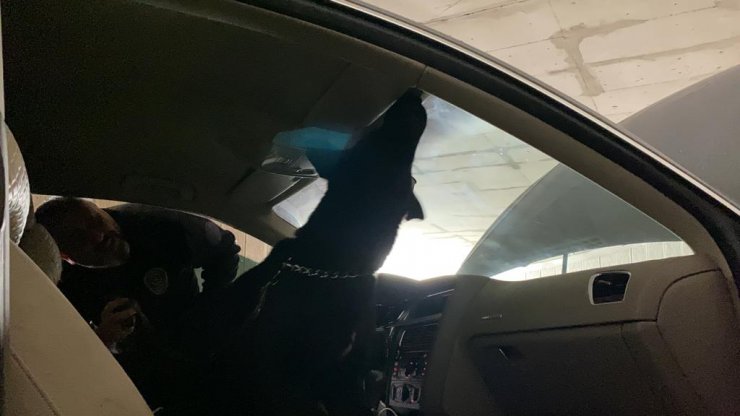 Polisten kaçarken kaza yaptı, otomobilinden uyuşturucu çıktı