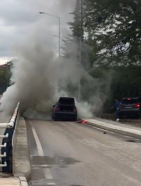 Seyir halindeki otomobil alev alev yandı