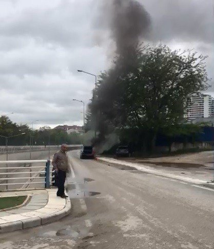 Seyir halindeki otomobil alev alev yandı