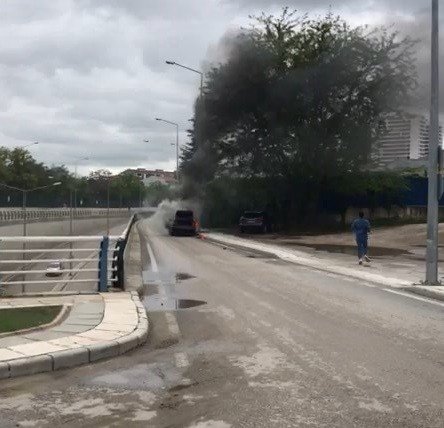 Seyir halindeki otomobil alev alev yandı