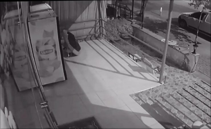 Sırtında trambolinle hırsızlık girişimi kamerada