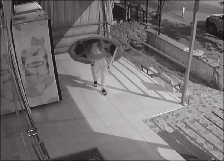 Sırtında trambolinle hırsızlık girişimi kamerada