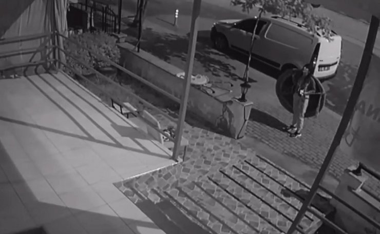 Sırtında trambolinle hırsızlık girişimi kamerada