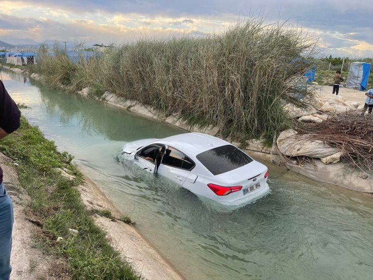 Sulama kanalına uçan sürücü, otomobiliyle birlikte kurtarıldı