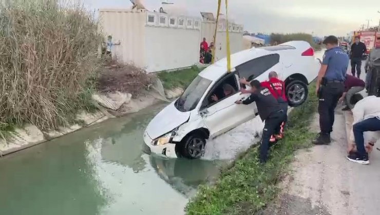 Sulama kanalına uçan sürücü, otomobiliyle birlikte kurtarıldı