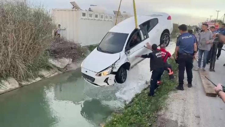 Sulama kanalına uçan sürücü, otomobiliyle birlikte kurtarıldı