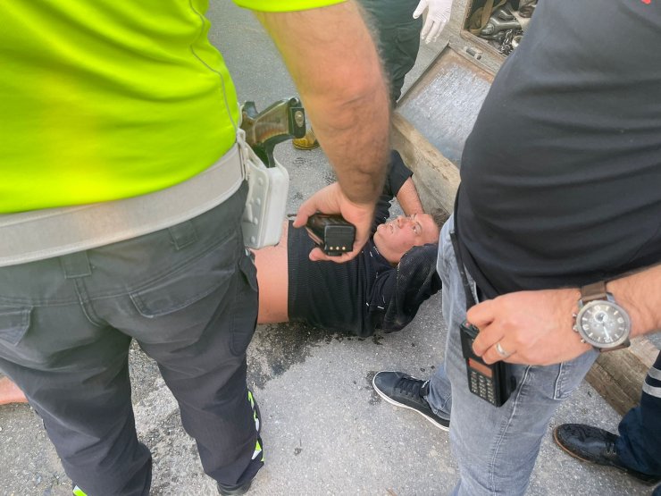 Sulama kanalına uçan sürücü, otomobiliyle birlikte kurtarıldı