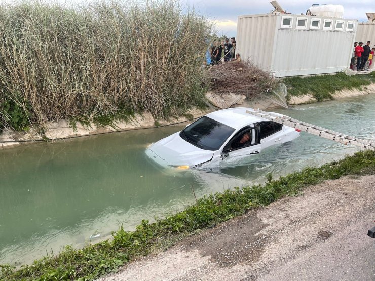 Sulama kanalına uçan sürücü, otomobiliyle birlikte kurtarıldı