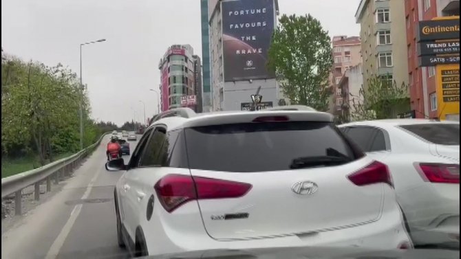 Sürücüye maganda şoku: Aracının aynasını kırdı