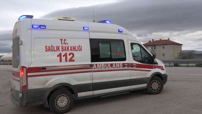 Takla atan otomobil ters döndü: 3 yaralı