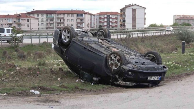 Takla atan otomobil ters döndü: 3 yaralı