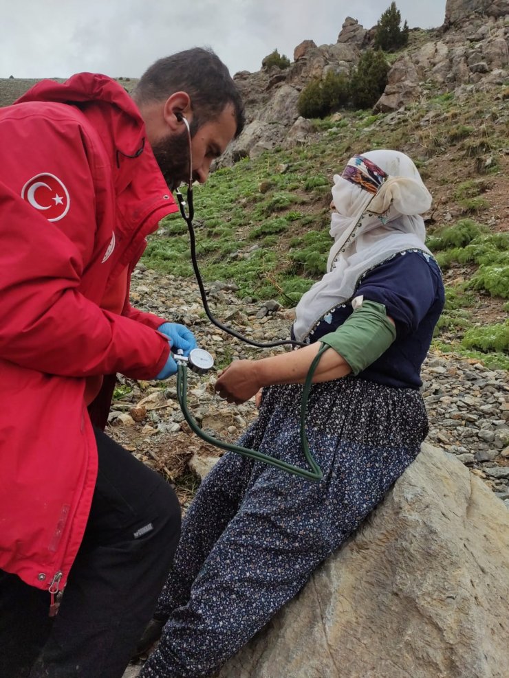 Yaylada mahsur kalan 12 kişi kurtarıldı