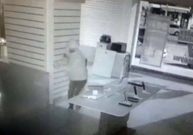42 saniyede 75 bin TL'lik cep telefonu hırsızlığı kamerada